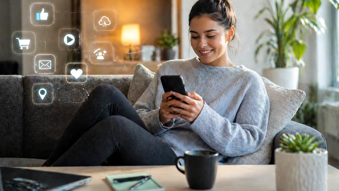 Gemütliche Wohnzimmeratmosphäre mit Technologie-Icons