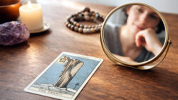 Tarot verstehen Tarotkarte auf dem Tisch liegend