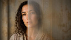 Maria Magdalena und historische Quellen Zarte Reflexion hinter einem durchsichtigen Vorhang