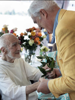 David Steindl-Rast begrüßt seinen langjährigen Freund Roland R. Ropers